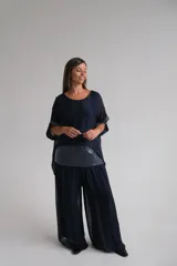 Blusa de seda azul marino con corte holgado, mangas cortas tipo kimono y detalle de lentejuelas en el ruedo y los bordes de las mangas.
