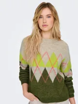 Sweater tejido de manga larga con cuello redondo y diseño de rombos en tonos verde, gris y detalles en color durazno. Presenta puños y ruedo acanalados.