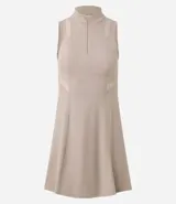 Vestido deportivo de microfibra color beige, con cuello alto y cierre frontal parcial. Presenta recortes laterales de tul y diseño sin mangas con falda acampanada. Incluye short interno para mayor comodidad.