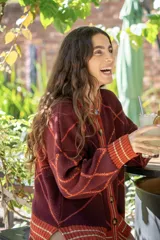 Saco tejido de punto con diseño geométrico de rombos en color azul y blanco. Presenta cuello redondo, cierre frontal con botones, mangas largas abullonadas y terminaciones acanaladas en puños y ruedo.