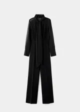 Mono largo color negro de diseño recto, con cuerpo superior transparente de manga larga, cuello en pico con fular incorporado y cierre delantero.