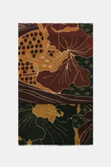Pañuelo rectangular estampado con diseño floral abstracto en tonos marrones, verdes y mostaza, con bordes deshilachados.
