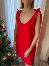 Vestido corto color tostado, de corte suelto y breteles finos.