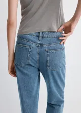 Jeans de denim de corte recto en color azul medio, de tiro medio con bolsillos clásicos y cierre frontal.