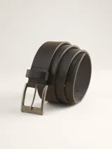 Cinturón de cuero negro con hebilla metálica rectangular color peltre.