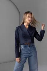 Blazer cropped azul marino a rayas, cruzado, de manga larga y forrado en voile con mangas en tafeta.