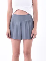 Short celeste con cintura elastizada y corte holgado.