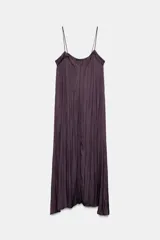 Vestido midi color morado oscuro, confeccionado en tejido satinado con efecto plisado o arrugado. Presenta escote en pico y tirantes finos ajustables. El calce es fluido y holgado.