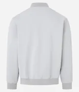 Campera negra de poliéster con cuello mediano, cierre por cremallera, manga larga con ajustes y bolsillos. Cuenta con tecnología repelente al agua.