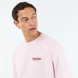 Remera rosada de manga corta con cuello redondo y diseño liso. Presenta un pequeño estampado frontal con las palabras "Raccolta Fresca Datterino Siciliano".