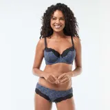 Shorty de microfibra con estampado floral en tonos azules y marrones, con detalles de encaje negro en los laterales.
