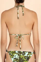 Top de bikini estilo triángulo con estampado animal print en tonos verde y celeste, decorado con incrustaciones metálicas brillantes y ajuste mediante tiras para anudar en cuello y espalda.