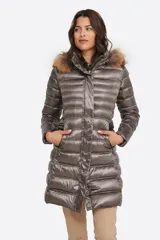 Campera puffer larga color gris topo, con capucha y ribete de piel sintética color marrón.