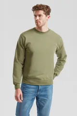 Buzo deportivo de corte clásico y escote redondo, confeccionado en tejido de algodón y poliéster. Presenta puños y ruedo acanalados, con un diseño minimalista y versátil.