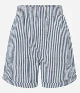 Short femenino de sarga con estampado de rayas verticales en azul y blanco. Cuenta con cintura alta elástica, bolsillos laterales y traseros, y bajo plegado. Confeccionado en 100% algodón.