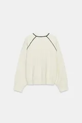 Jersey de punto de manga larga con cuello redondo, diseño en color azul marino con detalles de vivo en color blanco en el cuello y las costuras de las mangas.