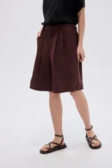 Short ancho de poliéster color negro, de tiro alto y diseño sastrero con pinzas en el frente.