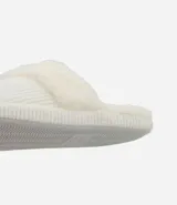 Pantufla abierta de mujer con textura acanalada y detalle de borde en peluche sintético. Cuenta con suela de goma termoplástica.