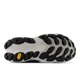 Championes de trail running New Balance Fresh Foam X More Trail v3, color azul marino con detalles en celeste y verde. Confeccionados en malla sintética, con tecnología Toe Protect y entresuela Fresh Foam X de doble densidad.