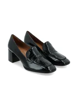 Mocasín de tacón cuadrado medio, confeccionado en cuero charol negro con acabado brillante y diseño de antifaz clásico en el empeine.