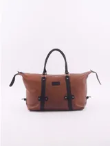 Bolso de viaje tipo duffle, confeccionado en cuero natural color suela con detalles en cuero negro. Cuenta con doble asa de mano, cierre superior y herrajes metálicos dorados.
