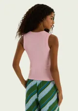 Musculosa rosada de tejido acanalado, con cuello redondo y diseño ajustado al cuerpo.