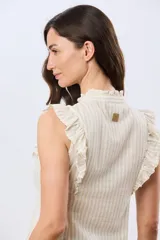Musculosa de lino rayada con cuello mao y volados en los hombros. Presenta diseño de rayas verticales y aplique de etiqueta con logo en la parte posterior.