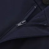 Short negro de vestir, con bolsillos laterales y traseros, trabillas para cinturón y cierre con botón.