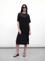 Remerón negro de talle único, con diseño calado y mangas largas.