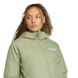 Campera adidas Terrex Climawarm para mujer de color verde militar, con diseño híbrido con acolchado frontal, mangas y laterales de tejido polar, capucha integrada y cierre frontal completo.