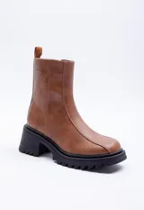 Bota corta de cuero sintético color suela, con punta redonda y suela track negra de plataforma de 6 cm.