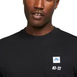 Remera de algodón color negro con cuello redondo y mangas cortas. Presenta un bolsillo frontal en el pecho con el logo de Nike Air y el estampado 82-22.