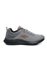Championes de running Umbro modelo Argo, color verde militar con detalles en negro y suela blanca. Confeccionados en tejido de malla transpirable, cordones al tono y logo de la marca en el lateral.