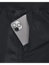 Short deportivo 2 en 1 de Under Armour, compuesto por un pantalón corto exterior ligero y un short de compresión integrado. Presenta cintura elástica con cordón, bolsillos laterales y logo reflectante en la pierna.