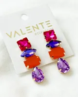 Aros colgantes con piedras de colores en forma geométrica.