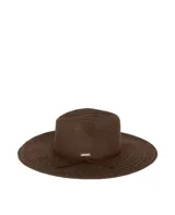 Sombrero de playa de paja color marrón con cinta de cuero sintético marrón alrededor de la base de la copa.