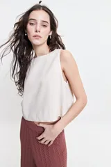 Musculosa color crudo estilo lino, con escote redondo.