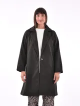 Tapado largo color gris oscuro, con cuello solapa y cierre frontal con un botón.