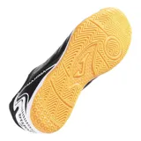 Championes de fútbol sala Joma Maxima, de color negro con detalles en blanco y suela de goma color miel. Diseño con capellada de cuero sintético y perforaciones para mayor ventilación.
