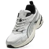 Championes Puma Milenio Tech 2000 Reflect-X en color gris y blanco, con detalles en negro. Diseño de inspiración retro running con capellada de malla transpirable y superposiciones sintéticas metalizadas.