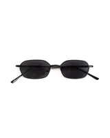 Lentes de sol negros con marco metálico rectangular y protección UV400.