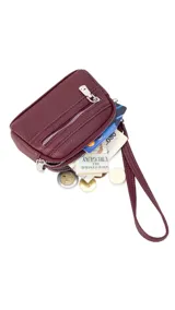 Monedero compacto de símil cuero color beige, con doble compartimento principal con cierre y un bolsillo frontal con cierre. Incluye una correa de mano lateral.