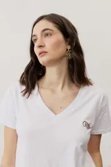 Remera de manga corta color negro, de corte clásico y escote en V, con sutil detalle bordado en el pecho.
