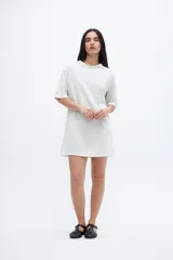 Vestido corto con mangas 3/4 holgadas y tela jersey rayada.