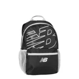 Mochila New Balance de diseño deportivo, color negro con detalles en blanco. Cuenta con un compartimento principal amplio, bolsillo frontal con cierre y bolsillos laterales de malla. Presenta el logo de la marca estampado en el frente y en el bolsillo delantero.