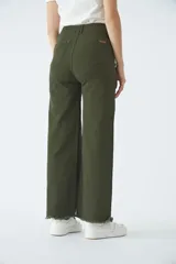 Pantalón de gabardina tiro alto con corte oxford y ruedo desflecado. Cuenta con cierre y botón frontal, sin bolsillos delanteros.