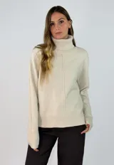 Sweater de cuello alto en tejido de punto color beige, con diseño de costura central vertical y puños y ruedo acanalados.
