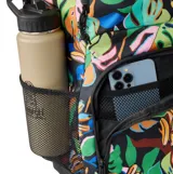 Mochila Rip Curl con capacidad de 33 litros, confeccionada en poliéster reciclado con estampado tropical multicolor. Cuenta con compartimento para laptop, bolsillo frontal con forro polar, panel trasero de malla transpirable y bolsillos laterales de red.