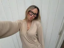 Saco tipo cardigan cruzado de lanilla color beige, con mangas largas y lazo ajustable en la cintura.