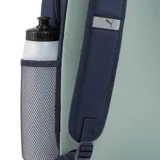 Mochila Puma Phase CB de poliéster color azul con detalles en rosa y gris. Logo de Puma estampado en blanco en el frente.